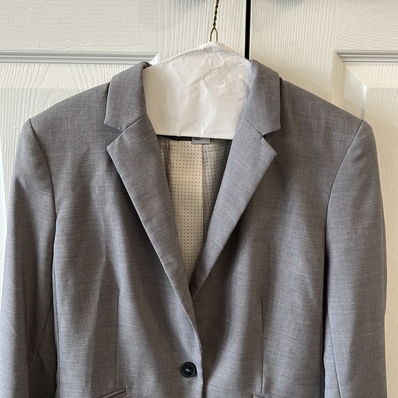 Grey blazer with one button closure. - Picture 2 of 5